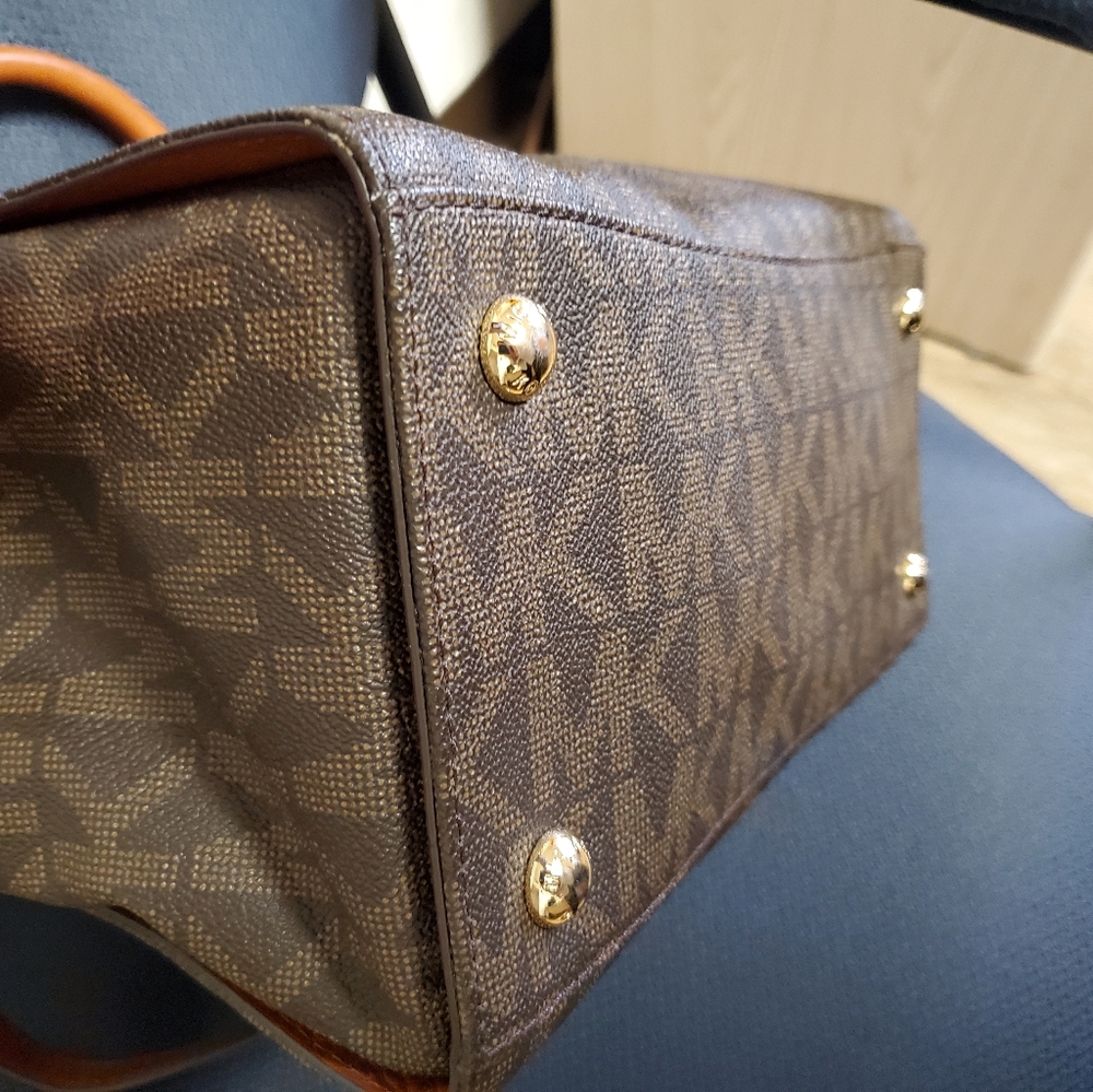 Michael Kors signature  Hudson Satchel - Picture 5 of 16